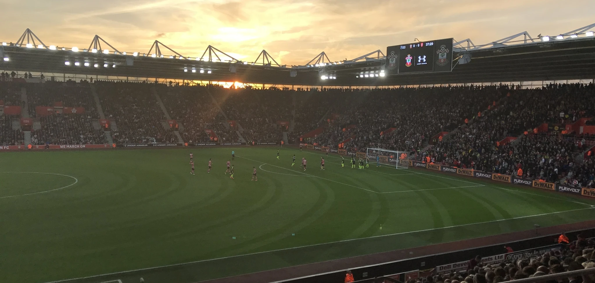 A beautiful evening to watch the sunset at St.Marys as Southampton play hosts to Arsenal, who are set up zonally to defend a Saints corner.